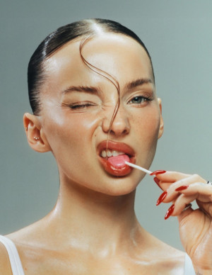 Dove Cameron, la reine du glamour… ou d’un shooting un peu too much !