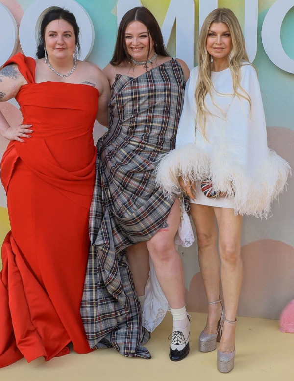 Fergie osant briller entre deux divas XXL au tapis rose "Too Much" !