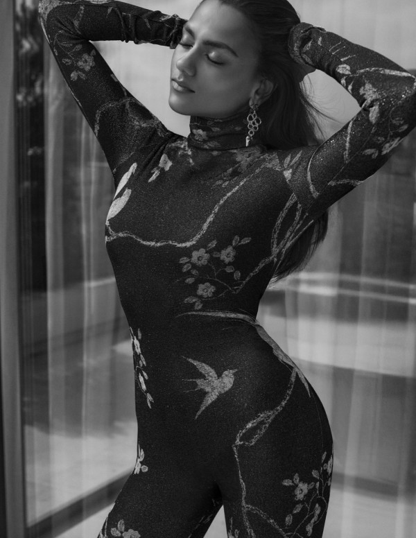 Simone Ashley pose en reine du style pour Harper’s Bazaar UK