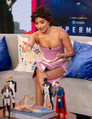 Isabela Merced brille en rose fluo chez Despierta America !