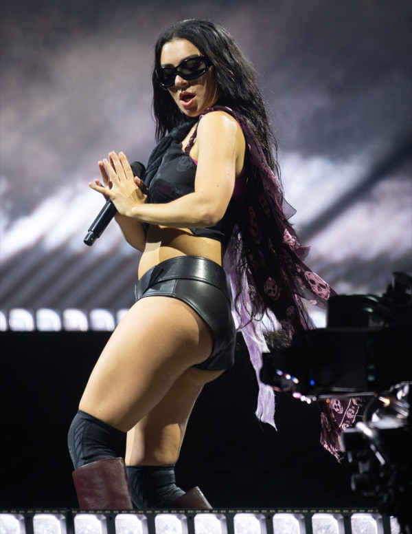 Charli XCX électrise Glastonbury avec son show audacieux