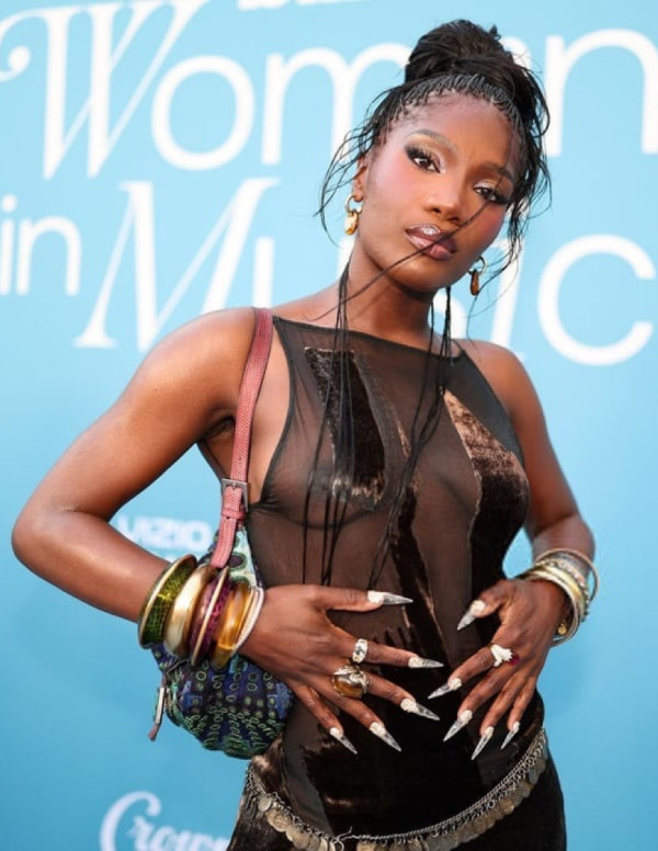 Doechii oops transparence au tapis rouge des Billboard Women in Music 2025