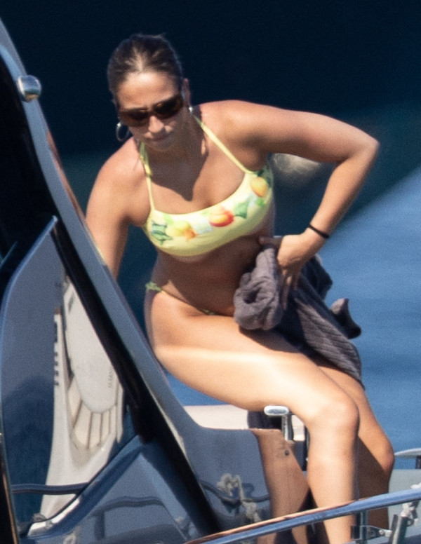 Tate McRae régente les mers de St. Tropez en bikini royal !