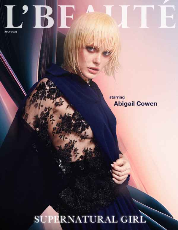 Abigail Cowen rayonne en noir et blanc pour L’Beaute Magazine !