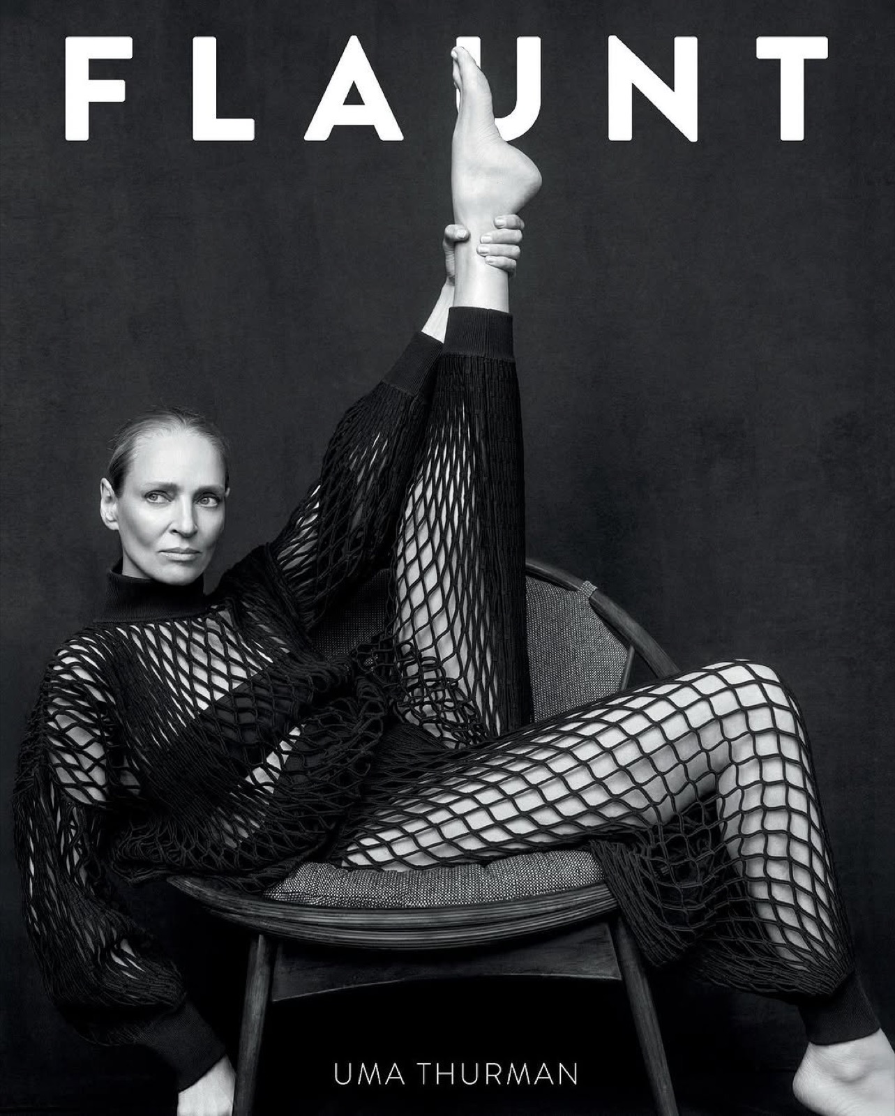 Uma Thurman domine Flaunt Magazine avec un style audacieux !