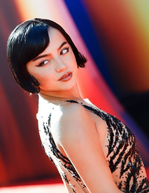 Isabela Merced brille en audace à la première de Superman à Hollywood !