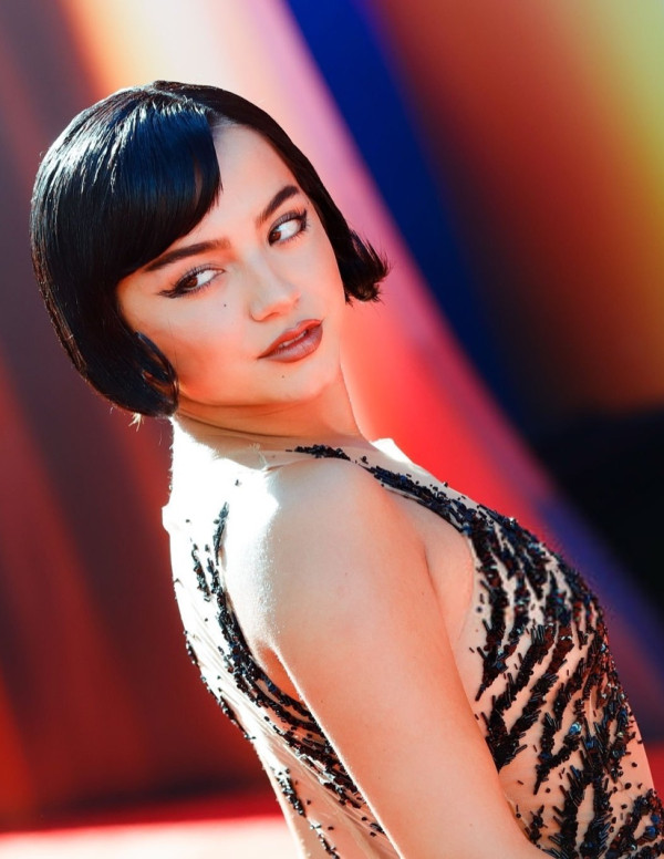 Isabela Merced brille en audace à la première de Superman à Hollywood !