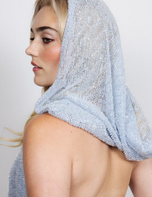 Meg Donnelly règne en vampire glamour chez Nylon Magazine !