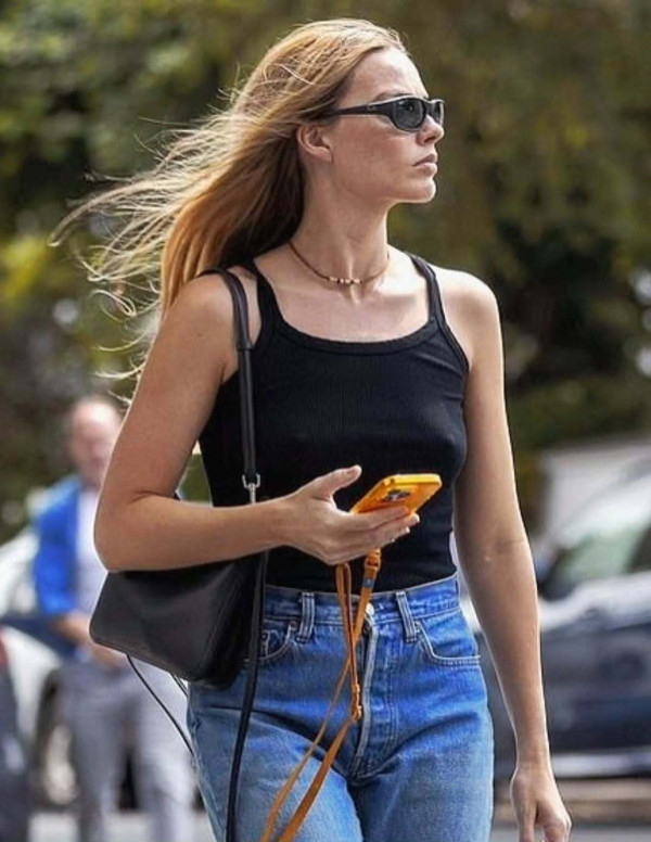 Margot Robbie défile à Londres avec style et un téléphone flashy