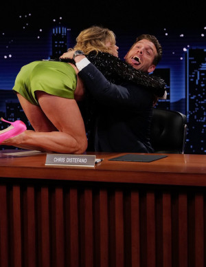 Julie Bowen vole la vedette chez Jimmy Kimmel avec panache !