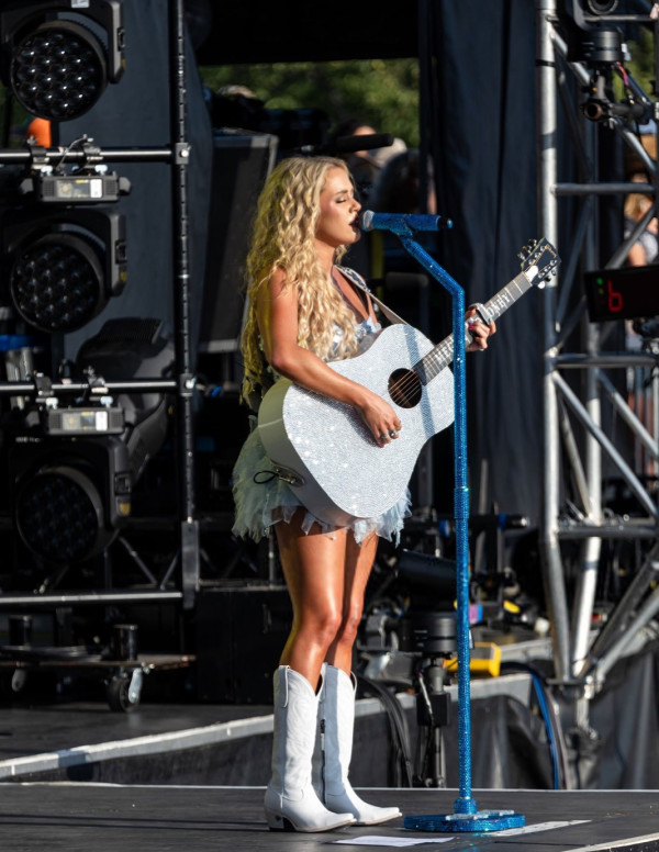 Megan Moroney brille comme une étoile cowgirl au Windy City Smokeout !