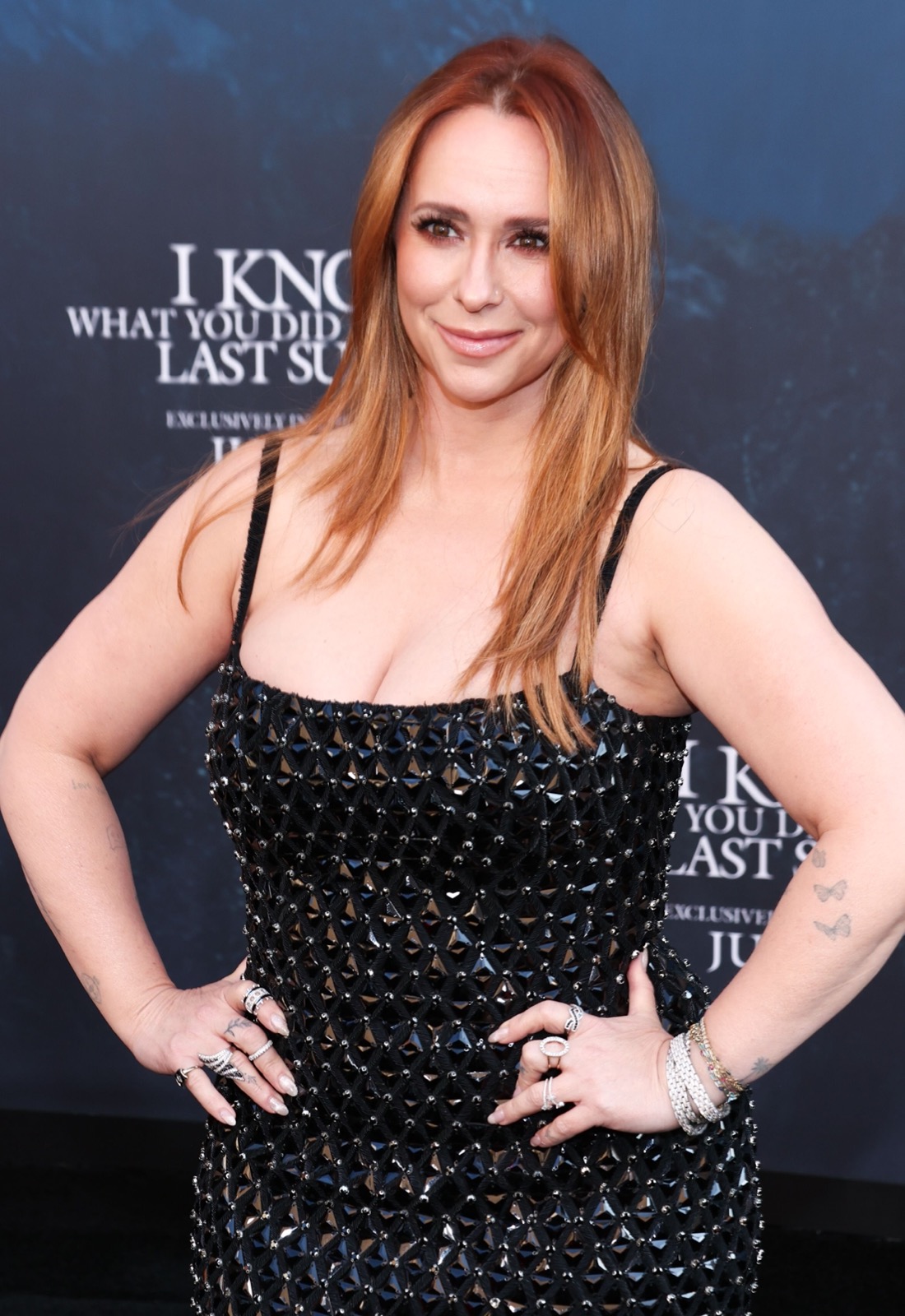 Jennifer Love Hewitt brille ou survit à la chirurgie au tapis rouge !