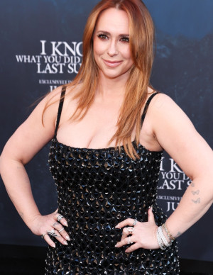 Jennifer Love Hewitt brille ou survit à la chirurgie au tapis rouge !