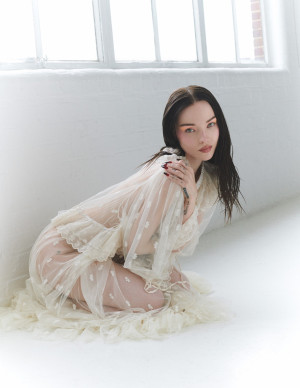 Dove Cameron, reine du style audacieux pour Marie Claire UK !