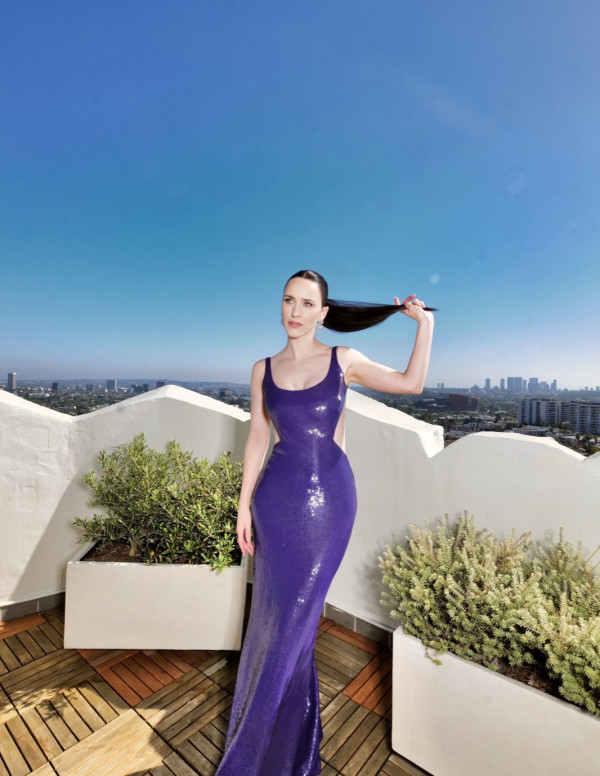 Rachel Brosnahan : Reine Violette Conquérant les Toits !