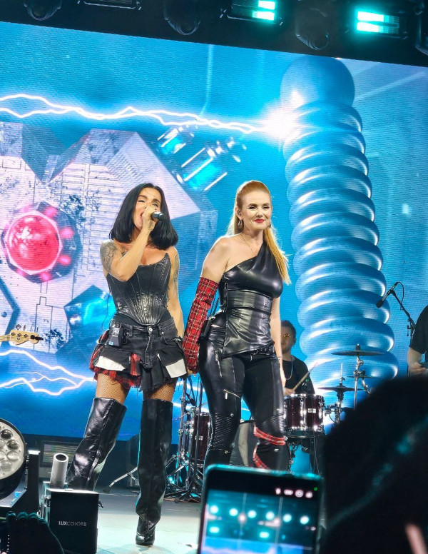 t.A.T.u. ressuscitent à Yalta en cuir, strass et nostalgie