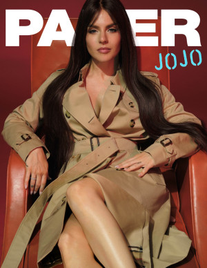 JoJo s’installe, croise les jambes et dompte le fauteuil 