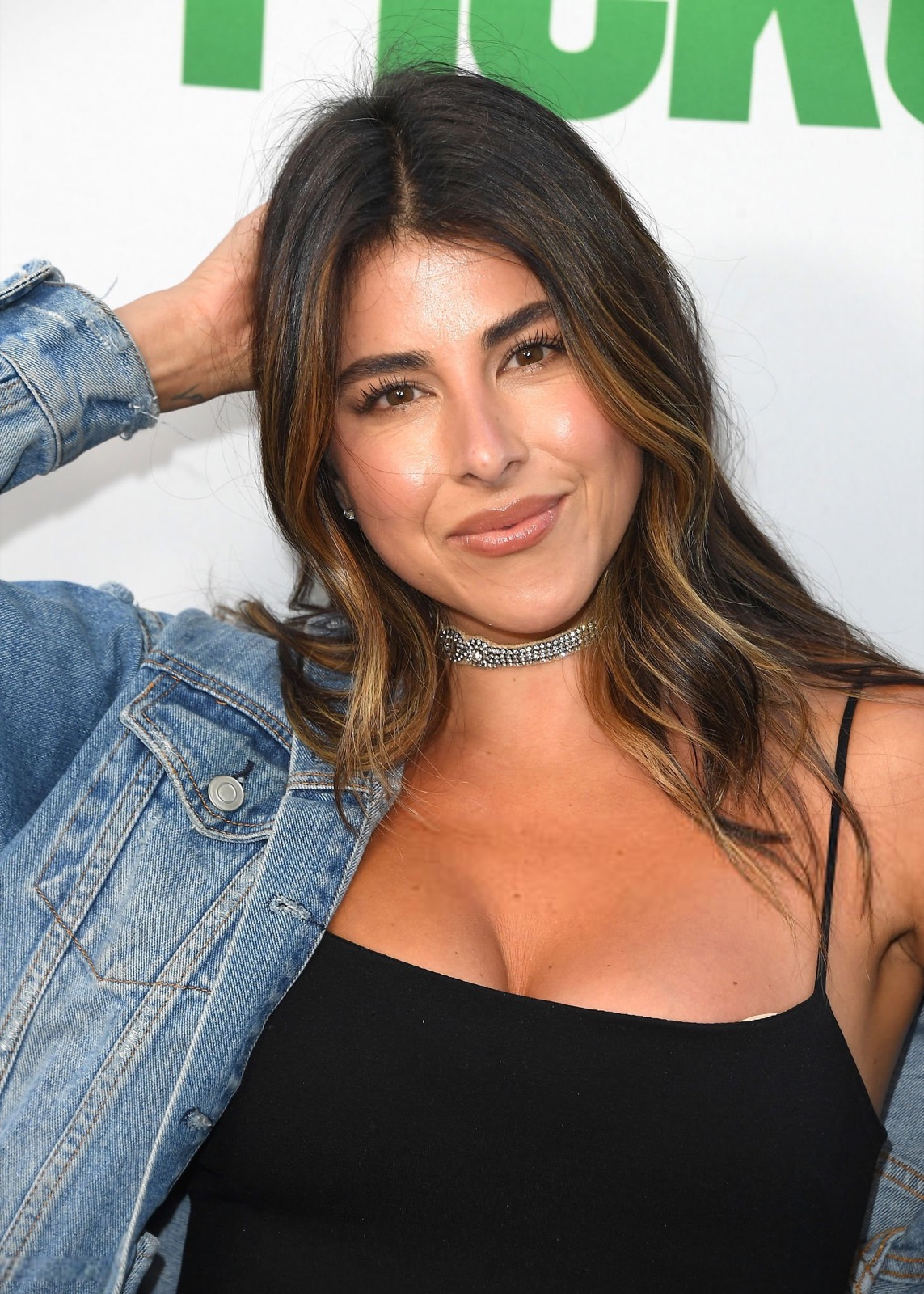 Daniella Monet, leçon de chic californien sur tapis vert Amazon