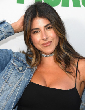 Daniella Monet, leçon de chic californien sur tapis vert Amazon