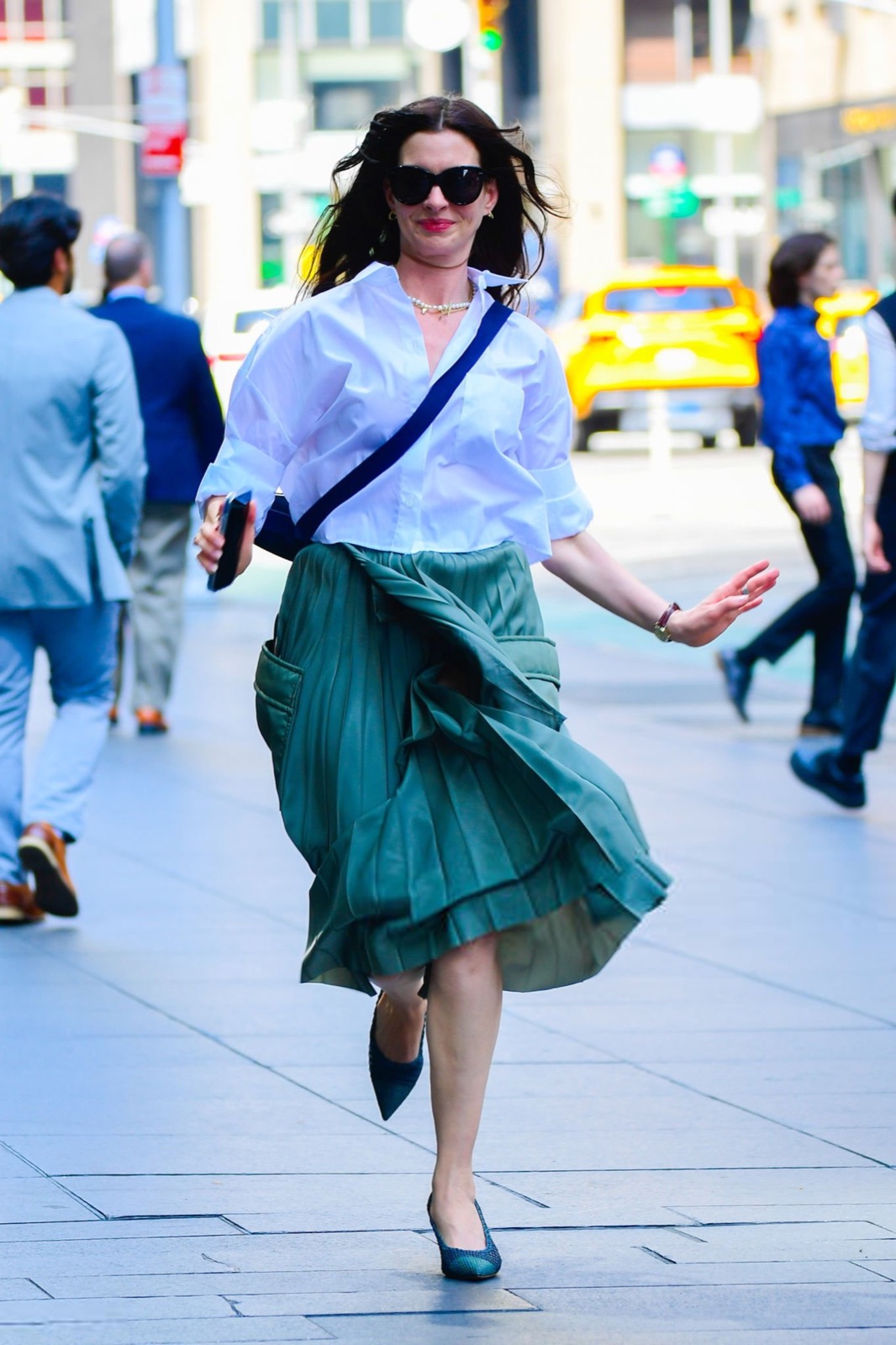 Anne Hathaway revisite la mode sur le tournage de Le diable s'habille en Prada 2