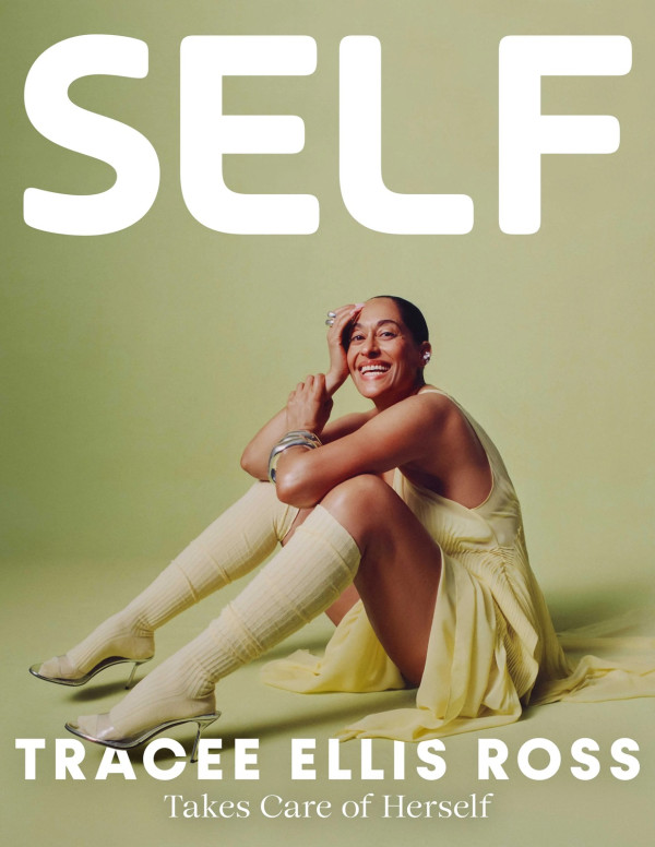 Tracee Ellis Ross pose en philosophe du chill sur fond pastel chic