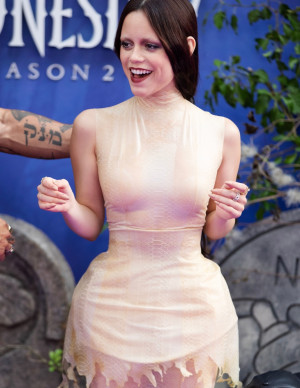 Jenna Ortega brille en reine gothique à Londres pour Wednesday