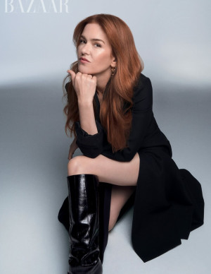 Isla Fisher prouve que l’élégance rebelle s’exporte en Australie