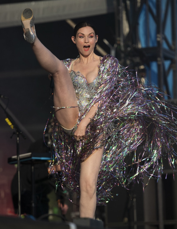 Sophie Ellis-Bextor électrise Kendal Calling avec ses paillettes et grands écarts