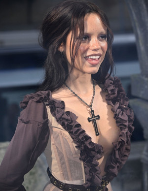 Jenna Ortega inaugure Paris façon gothique chic aquatique