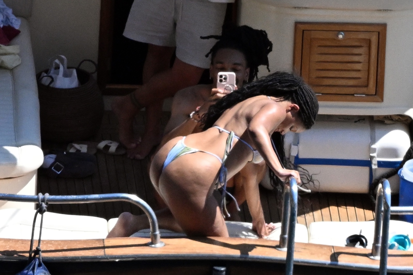 Halle Bailey joue les sirènes sensuelles en croisière italienne