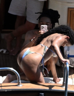 Halle Bailey joue les sirènes sensuelles en croisière italienne