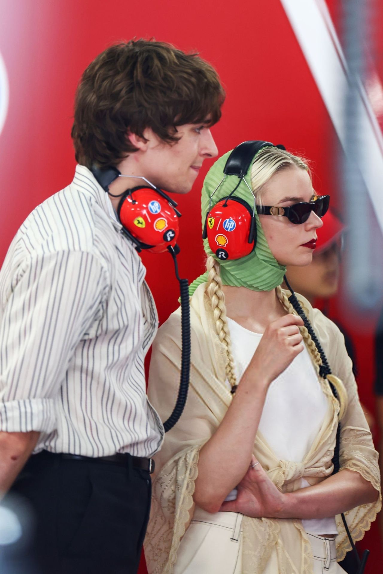 Anya Taylor-Joy transforme le paddock de F1 en défilé rétro-chic