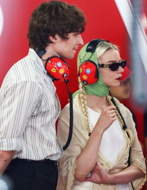 Anya Taylor-Joy transforme le paddock de F1 en défilé rétro-chic