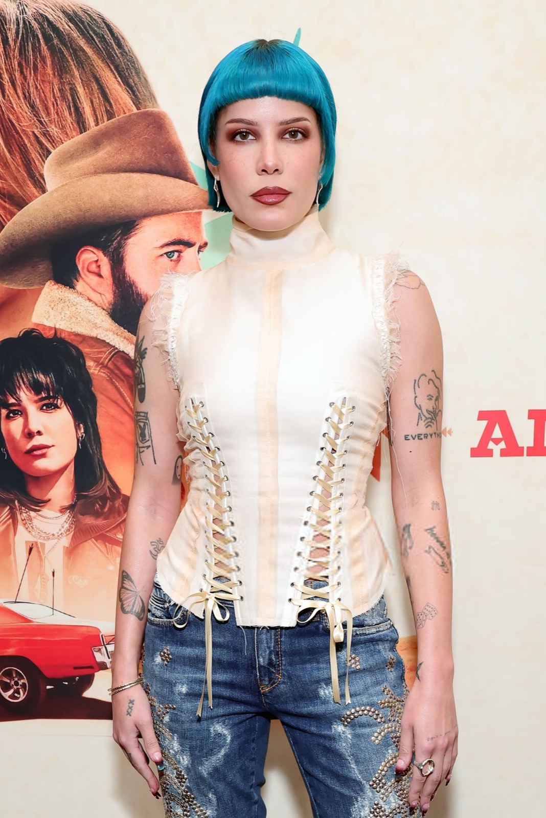 Halsey brille en bleu électrique lors de la soirée Americana