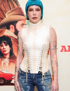 Halsey brille en bleu électrique lors de la soirée Americana