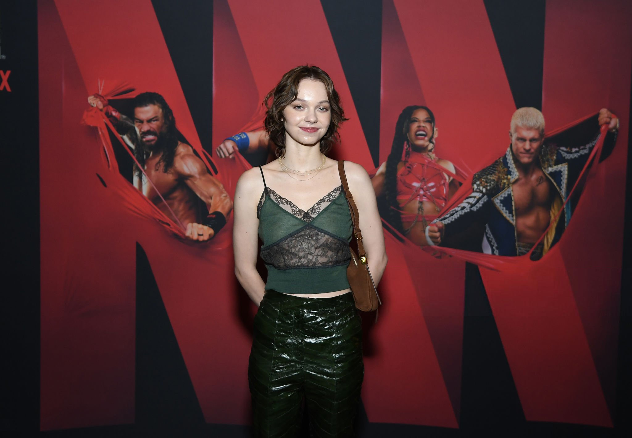 Emma Myers allie chic décontracté et ferveur sportive à New York