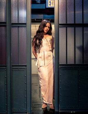 Jenna Ortega mêle élégance minimaliste et mystère sur plateau new-yorkais