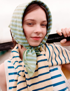 Emma Myers explore la mode entre conte marin et poésie urbaine