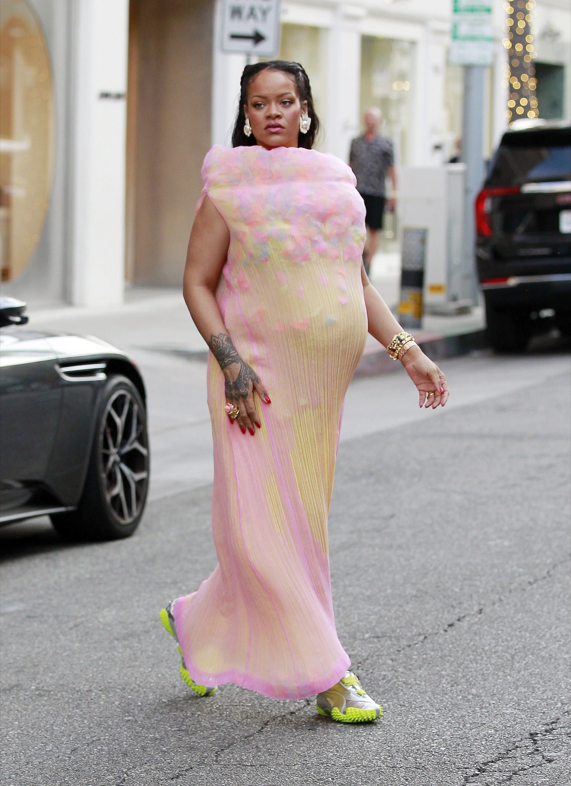 Rihanna enceinte redéfinit le street style avec audace et couleurs