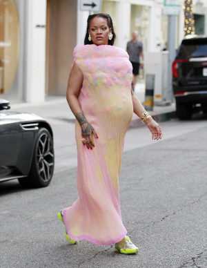 Rihanna enceinte redéfinit le street style avec audace et couleurs