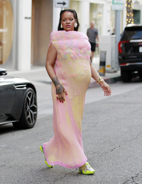 Rihanna enceinte redéfinit le street style avec audace et couleurs