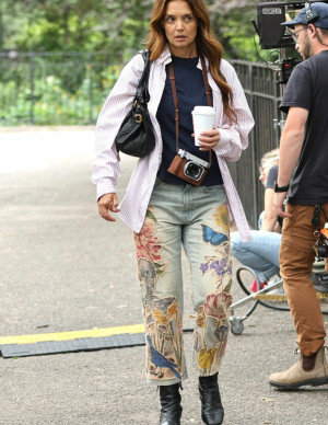 Katie Holmes arbore un look fleuri audacieux sur un plateau