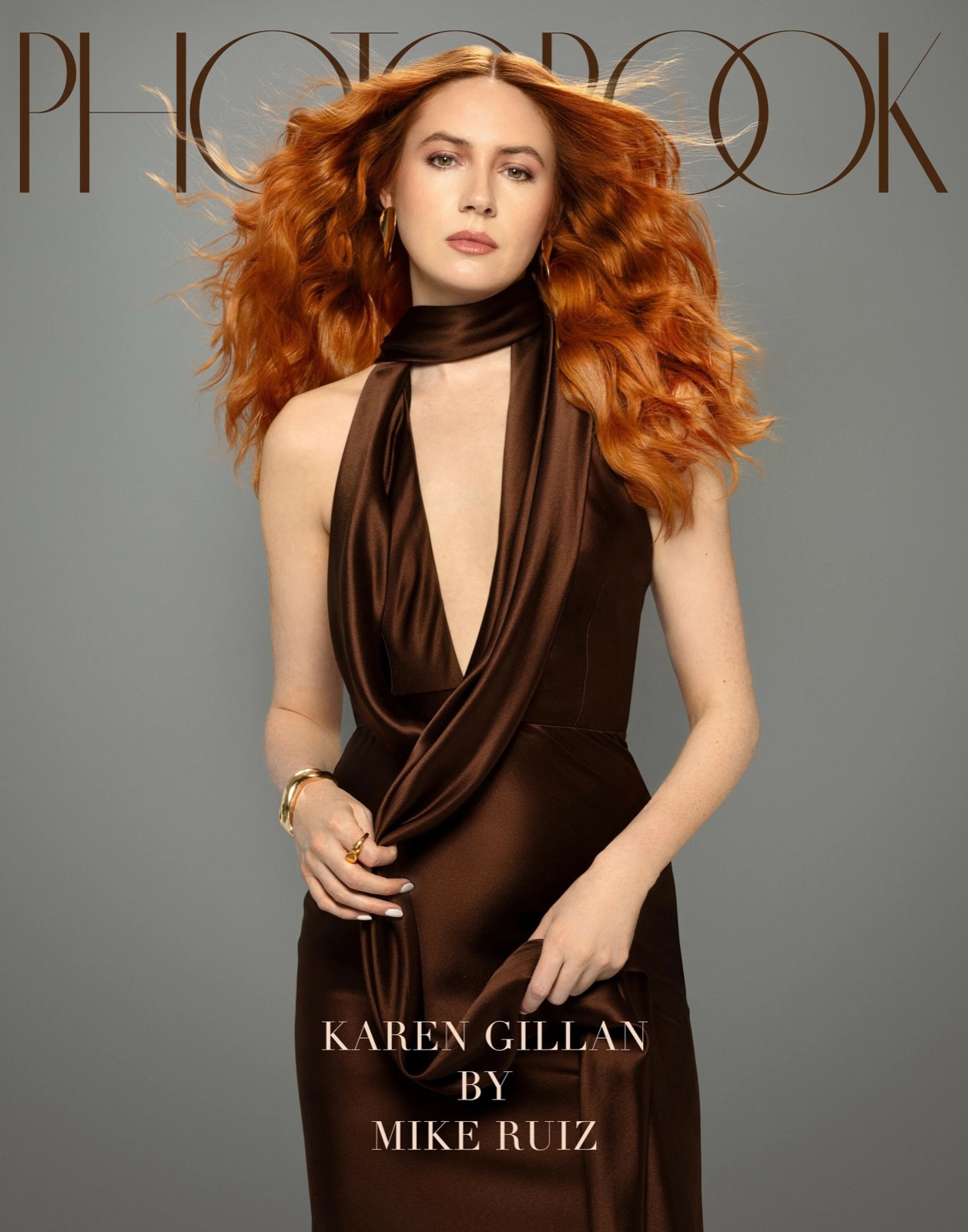 Quand Karen Gillan transforme Photobook en défilé de soie