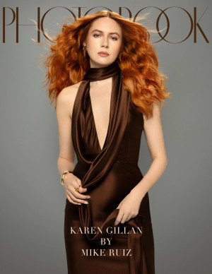 Quand Karen Gillan transforme Photobook en défilé de soie