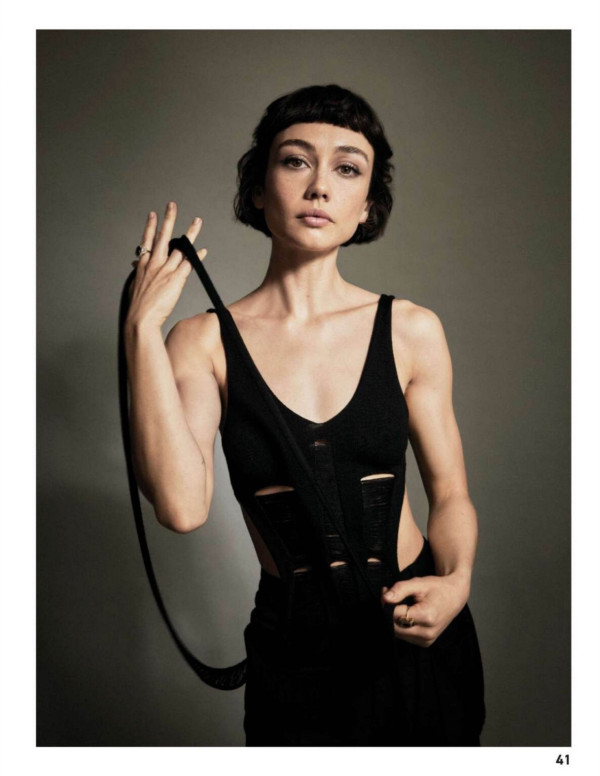 Sydney Chandler fait frissonner Emmy Magazine