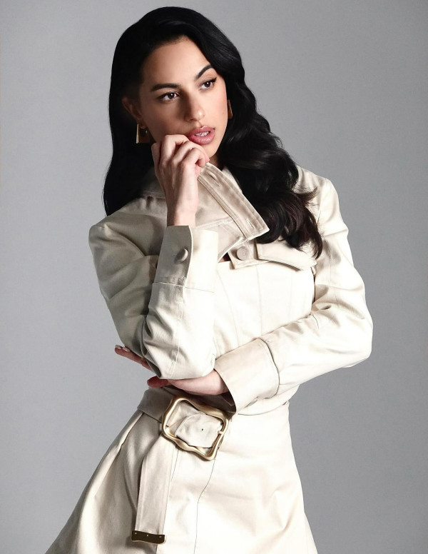 Gizem Emre impose son élégance minimaliste dans un photoshoot étudié