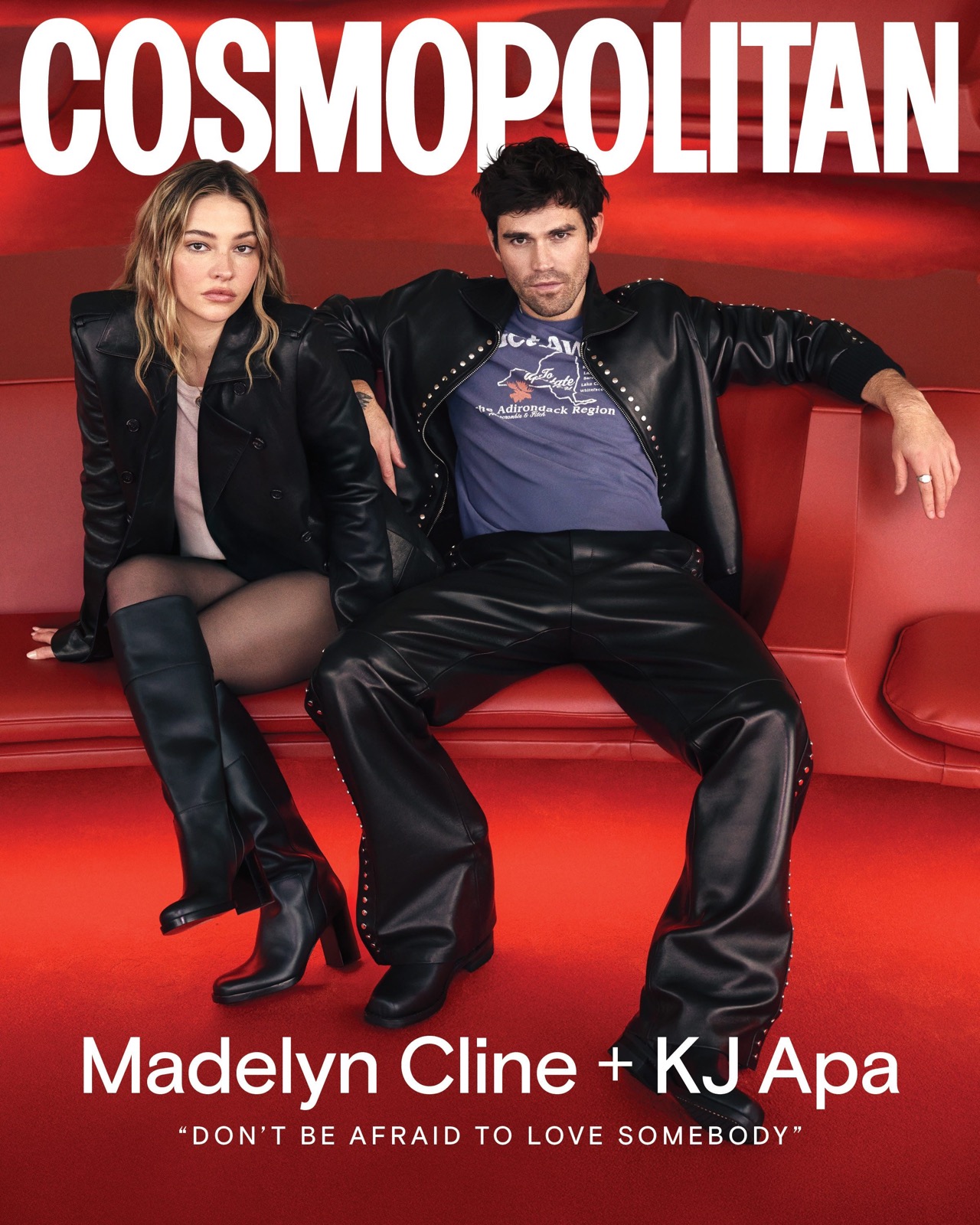 Madelyn Cline en rouge Balenciaga, entre intensité et canapé rouge