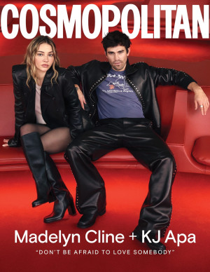 Madelyn Cline en rouge Balenciaga, entre intensité et canapé rouge