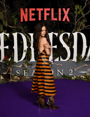 Jenna Ortega, saison 2 de Wednesday, tapis violet à Sydney