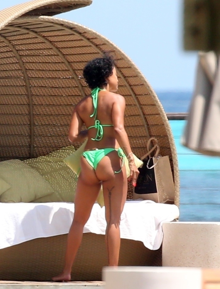 Karrueche Tran en bikini vert à Cancún, bronzette au soleil